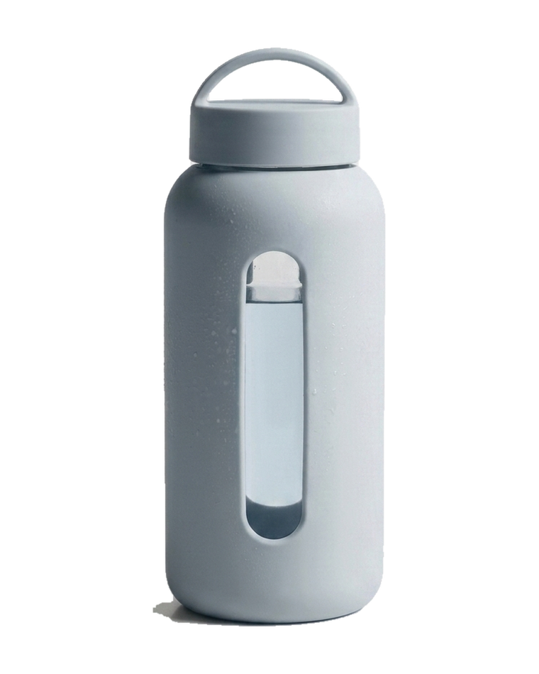 Bevu 600, gourde en verre avec manchon en silicone, coloris Brume, bouchon avec anse