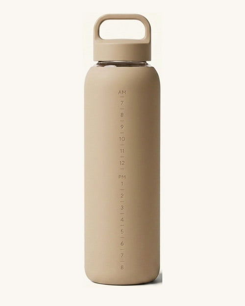 Gourde Bevu 1 litre en verre, manchon sable, à l'échelle des trois formats